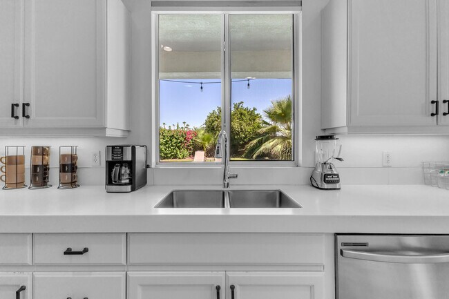 Building Photo - 47383 Bahama Ct