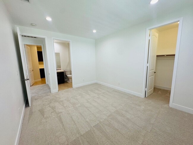 Building Photo - Luxury Rental in Village at the Park