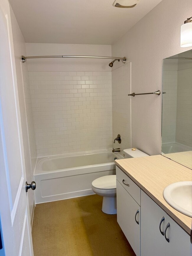 Building Photo - Better than Cool 2 bedroom in Creston-Kenilworth