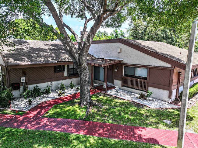 Building Photo - 605 Leslie Dr