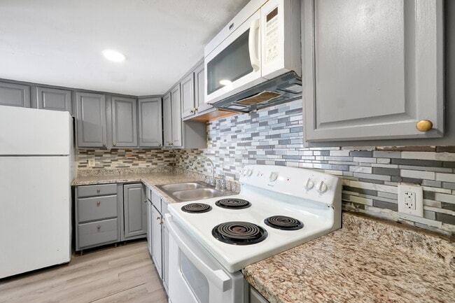 Building Photo - "Bright 2-Bed, 2-Bath Condo Retreat with Pool & Lake Views"