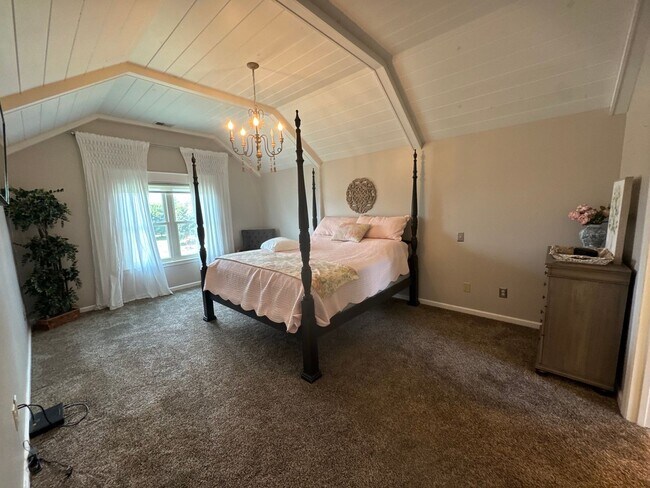 Building Photo - FOR LEASE- 4 BEDROOM FURNISHED HOME IN MT....