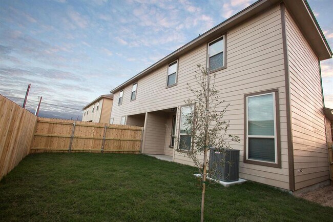 Building Photo - 125 Lakeview Ct