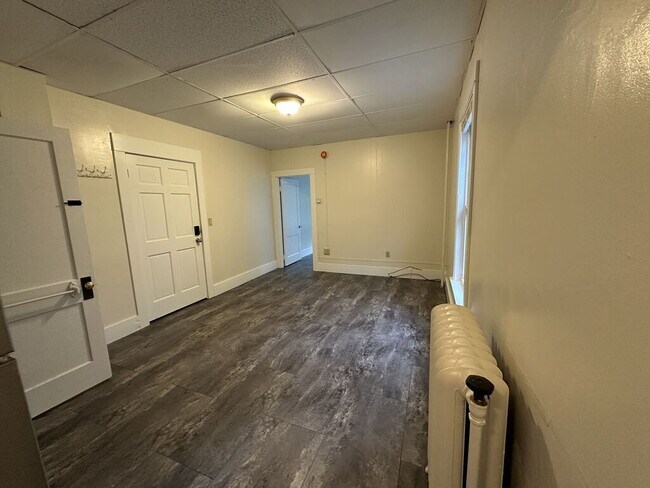 Building Photo - Newly Remodeled 1-BR Apartment with Off-Street Parking & Extra Storage!