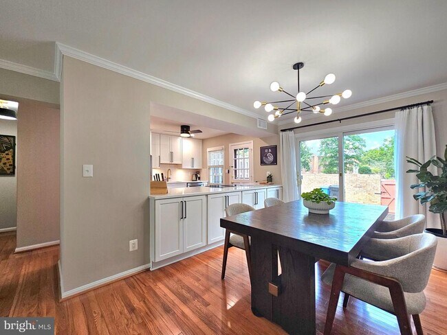 Building Photo - 5988 Queenston St