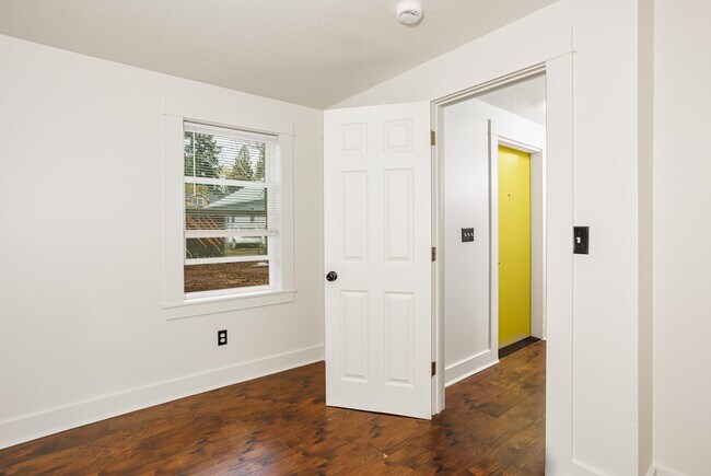 Building Photo - 4313 N Kerby Ave