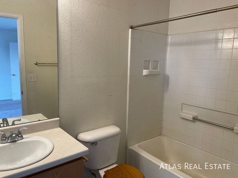 Building Photo - 843 Mockingbird St