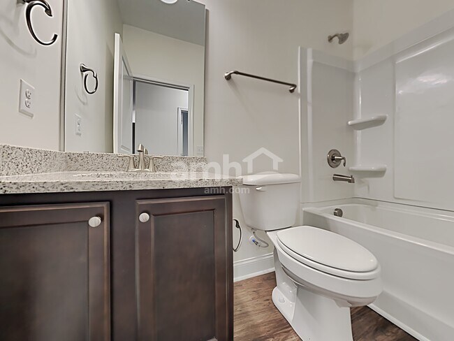 Building Photo - 605 W Lionel Rd