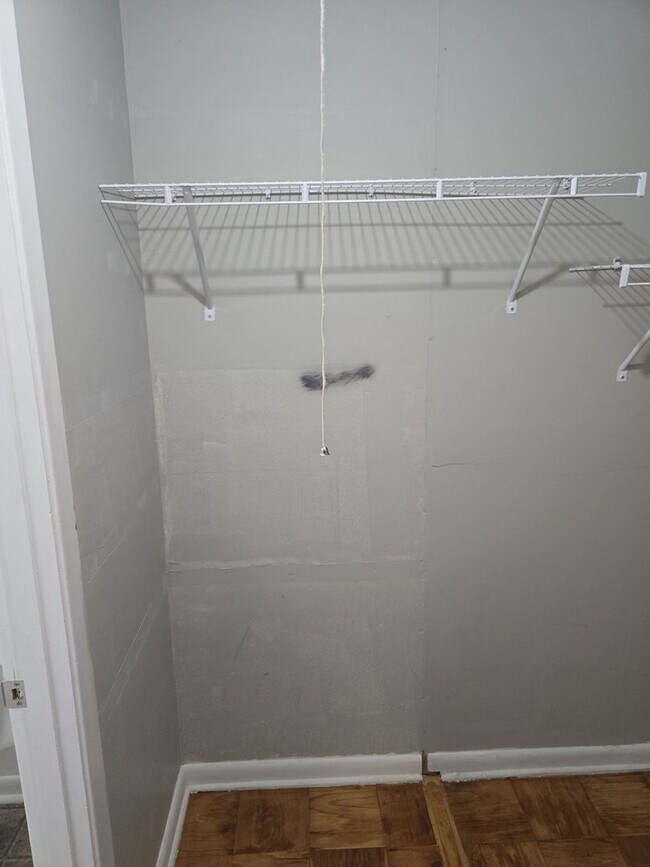 Building Photo - Refurbished - 3 bdrm 1.5 bath