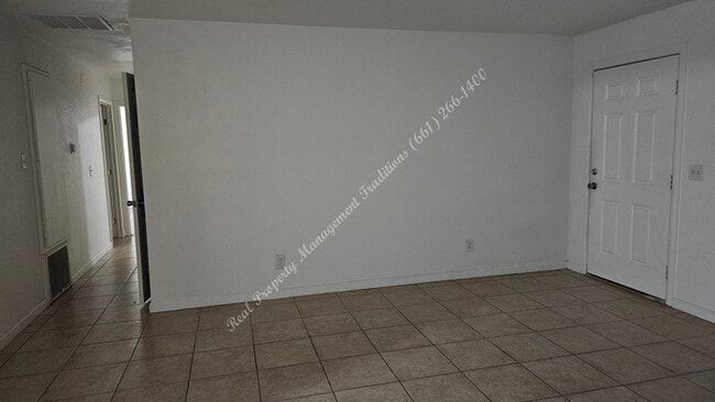 Building Photo - *** Please call us @ 661-266-1400 for information on availability, showings and applications proc...