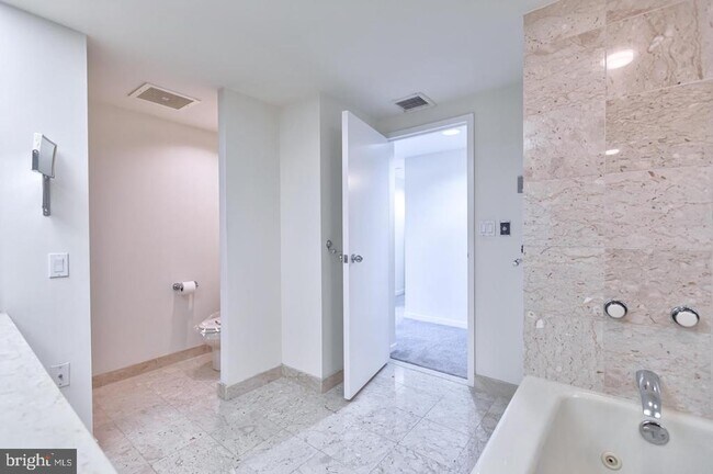 Building Photo - 202 W Rittenhouse Square