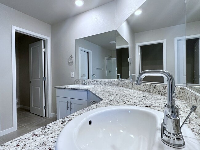 Building Photo - 4bd/2.5bath Single Family Home