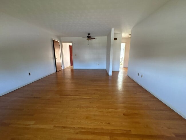Building Photo - 2 Bedroom 2nd Floor Suburban SD-Parking