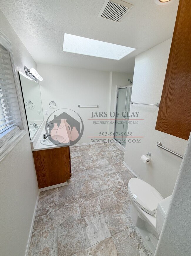 Building Photo - Beautiful Well Cared for West Salem Home