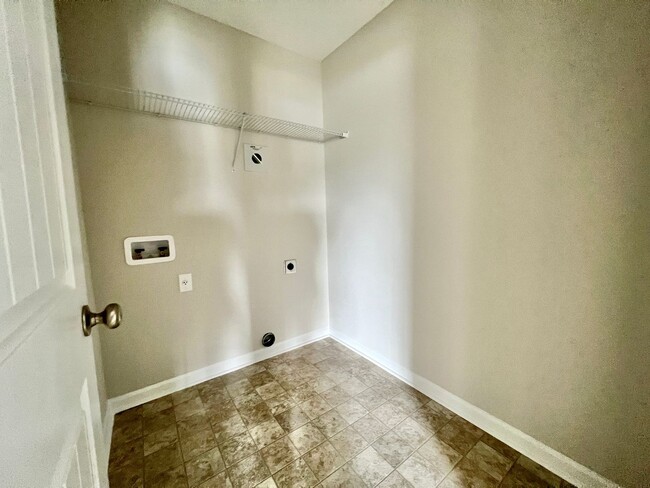 Building Photo - MOVE-IN SPECIAL: $300 OFF 1ST MONTH'S RENT!*