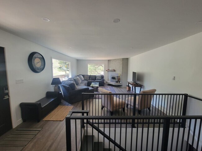 Building Photo - Spacious 4-bedroom + study home; Includes Hot tub and Pool Table - Avail. Now!