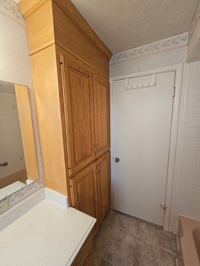 Building Photo - 4 bed 2 bath Home in Murray