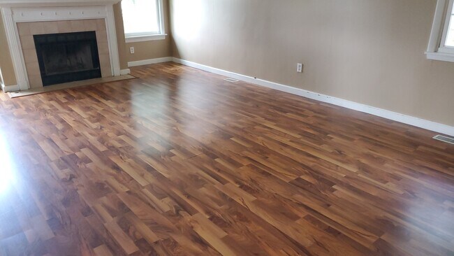 Building Photo - 1409 Evelyn Ln