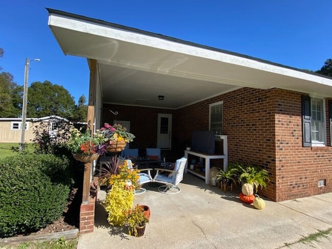Building Photo - Cozy Sneads Ferry Rental -  UTILITIES, LAW...