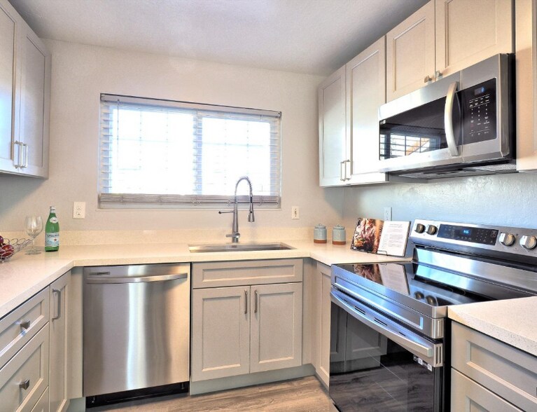 Building Photo - 3120 Hemlock St