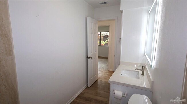 Building Photo - 807 S 21st Ave