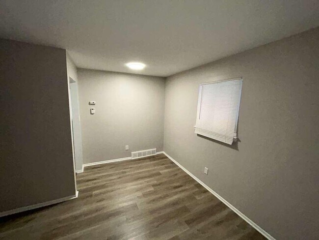 Building Photo - Colonial Ready For You