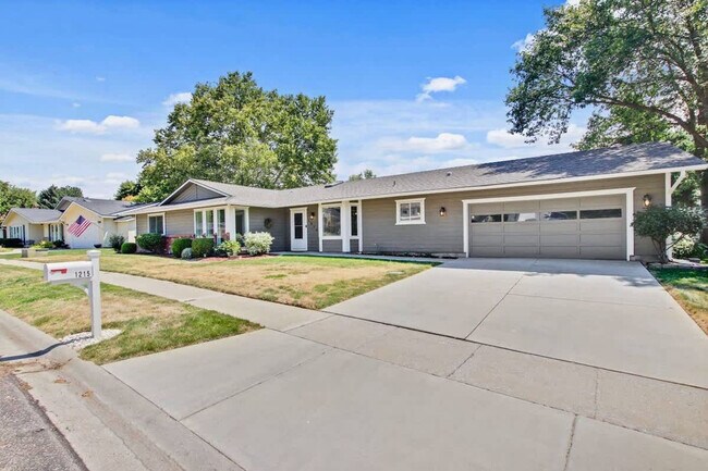 Building Photo - 1215 E Cerramar Ct