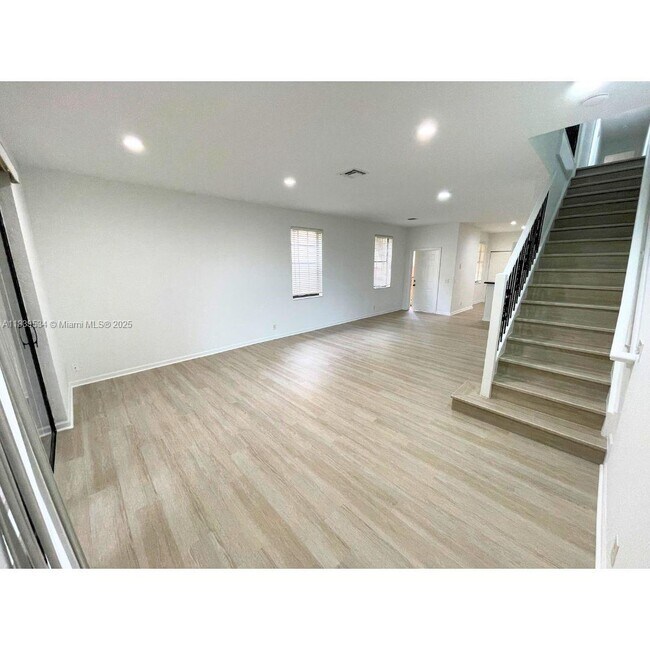Building Photo - 3809 Tree Top Dr