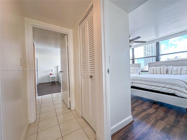 Building Photo - 800 Parkview Dr