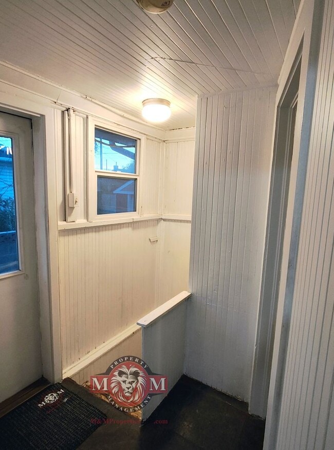 Building Photo - 3 Bd 1 Ba Home with Hardwood Floors in Midvale