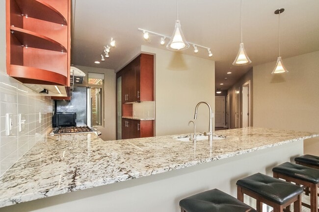 Building Photo - Waterview Condo 2 bed, 2 bath in Point Edw...