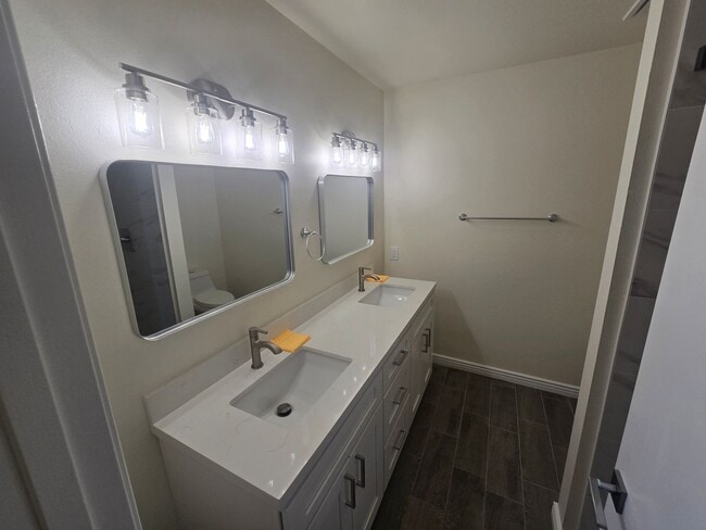 Building Photo - Beautifully renovated 3 Bed, 2 Bath condo!