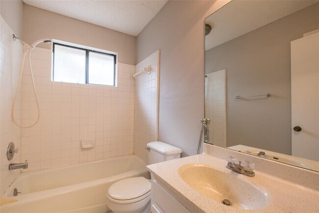 Building Photo - 16025 Stoneham Cir