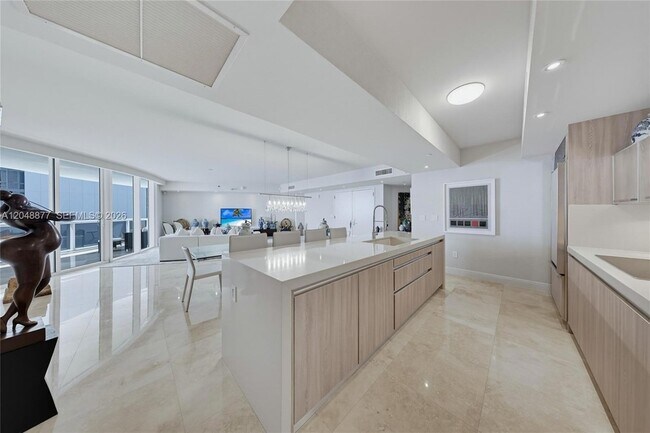 Building Photo - 17201 Collins Ave