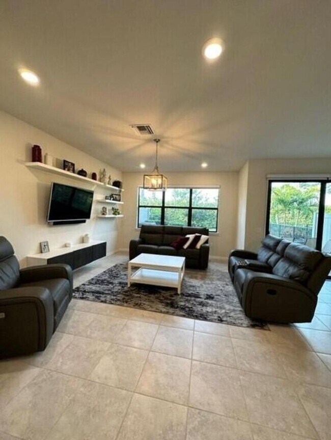Building Photo - 4460 San Fratello Cir
