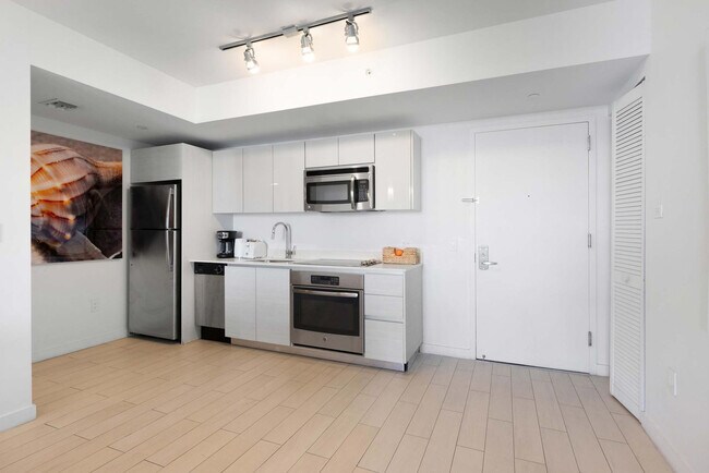 Building Photo - 2602 E Hallandale Beach Blvd