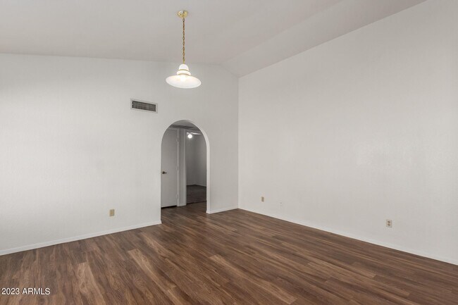 Building Photo - 7331 W Paradise Dr