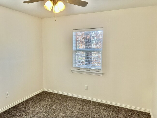 Building Photo - 35 Gore Ln