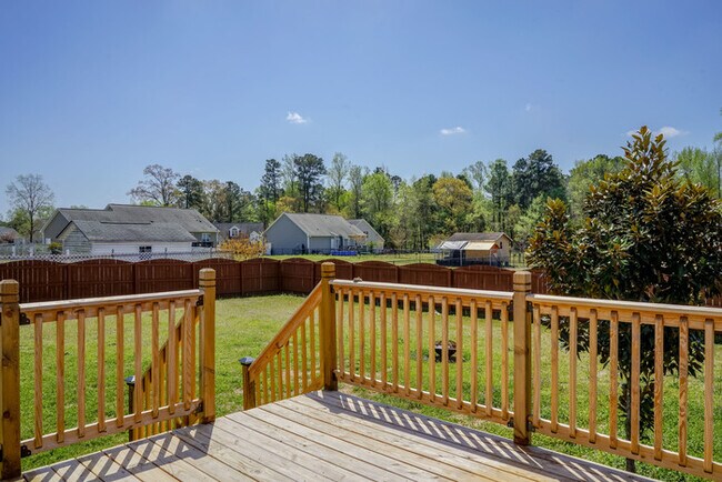 Building Photo - Ranch Home | Back Deck | Fenced In Backyar...