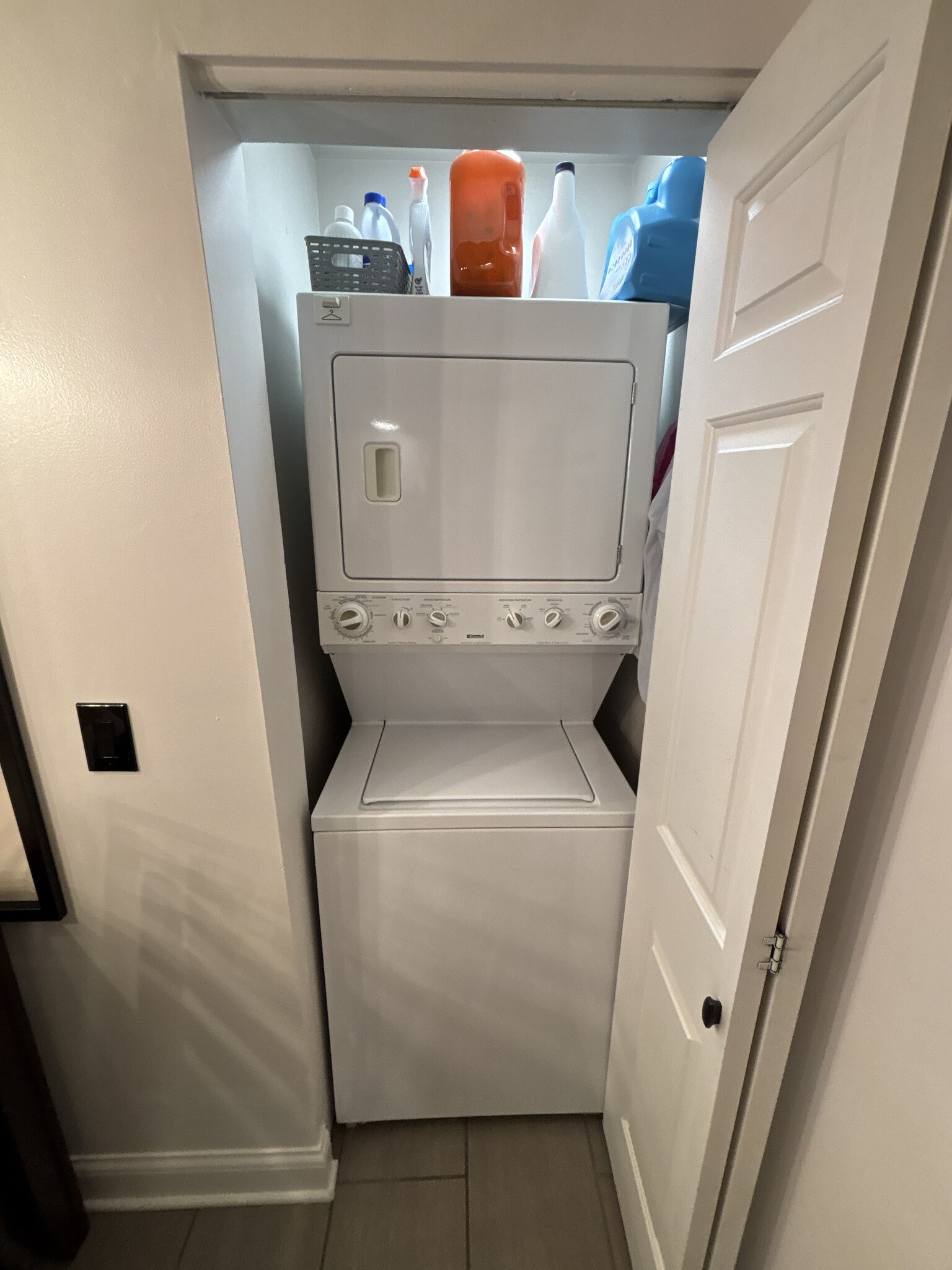 Building Photo - 1550 N Warren Ave