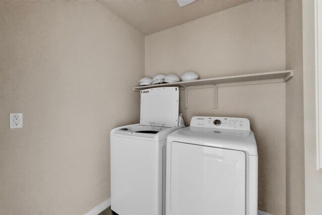 Building Photo - 402 Pentire Way