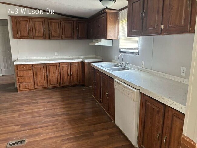 Building Photo - 743 Wilson Dr