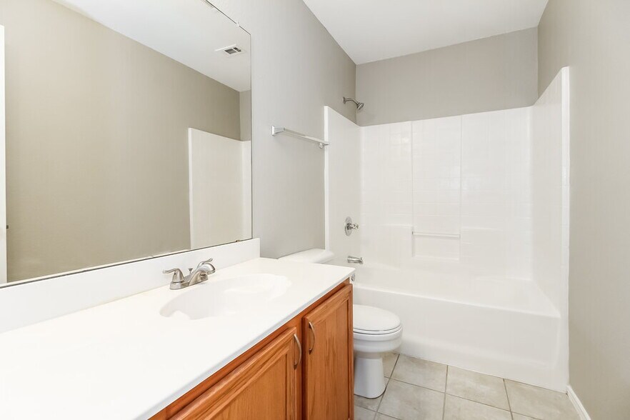 Building Photo - 209 Tulip Ln