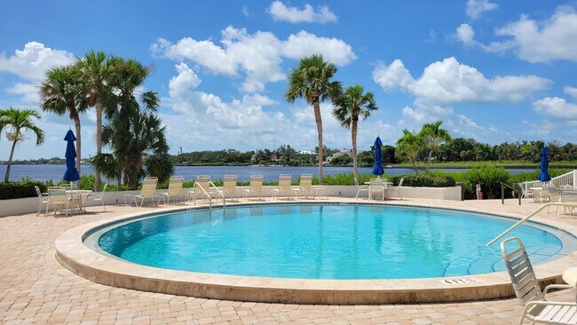 Building Photo - Annual/Seasonal turnkey furnished 2/2 end townhome in waterfront community by Siesta Key!