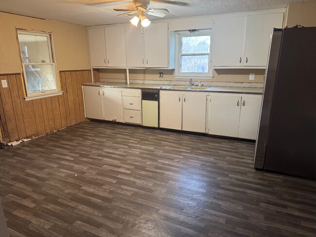 Building Photo - 227 E Poplar Ave