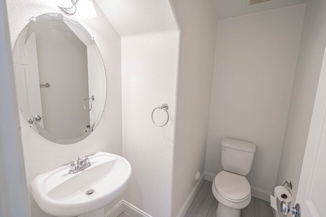 Building Photo - Creekside 3 Bedroom Townhome for Rent in V...