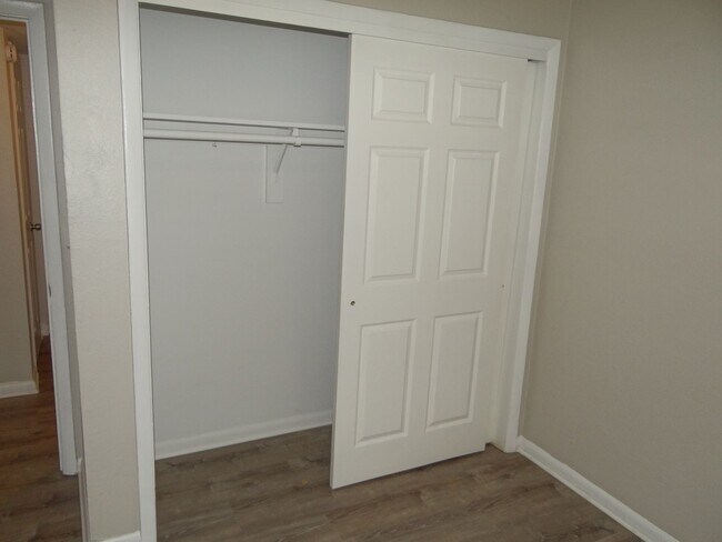 Building Photo - 3 Bedroom, 1 bath home - Just renovated