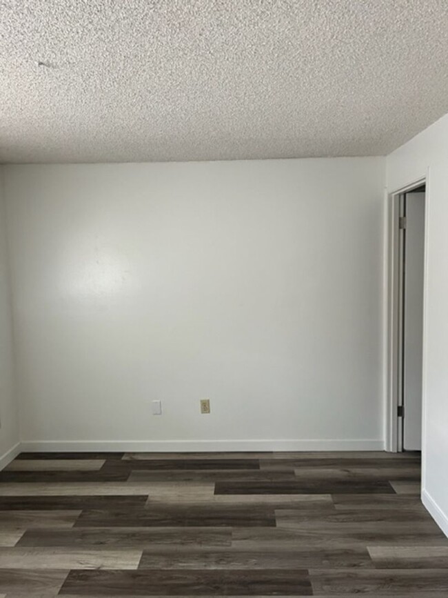 Building Photo - REMODELED 2 BEDROOM TOWNHOME