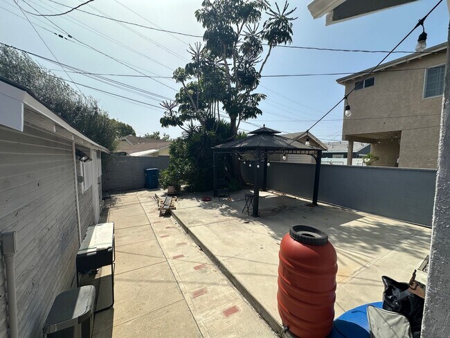 Building Photo - Fairview Heights Bungalow | 2 Bed / 1 Bath | Yard & Parking