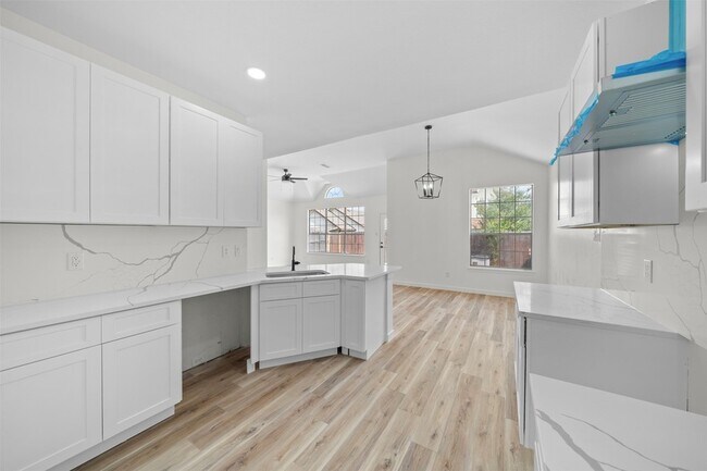Building Photo - 945 Azalia Dr